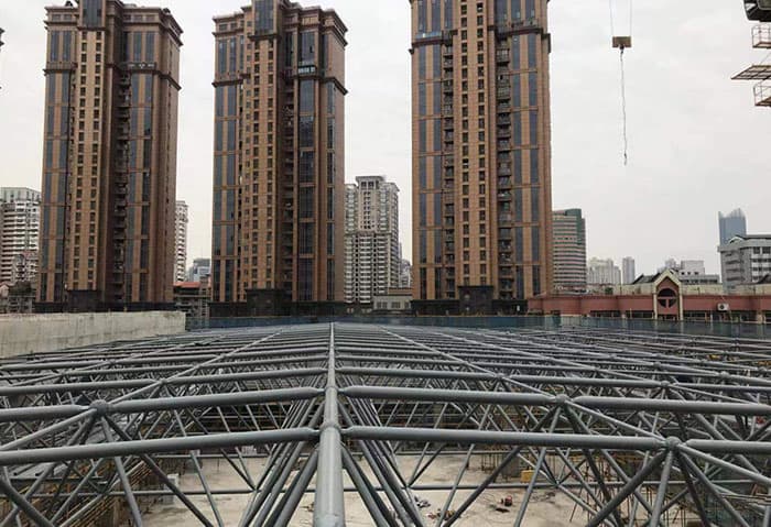 锡林格勒盟螺栓球网架结构